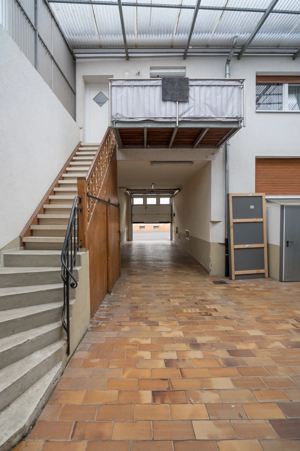 685 m² Vermietungsfläche: Zwei Wohn- und Geschäftshäuser mit über 7% Rendite - Zugang Wohnung 1.OG (80249)