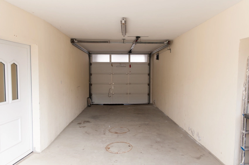 685 m² Vermietungsfläche: Zwei Wohn- und Geschäftshäuser mit über 7% Rendite - Zugang und Einfahrt (80223)