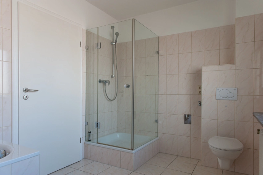 685 m² Vermietungsfläche: Zwei Wohn- und Geschäftshäuser mit über 7% Rendite - Badezimmer OG (80227)