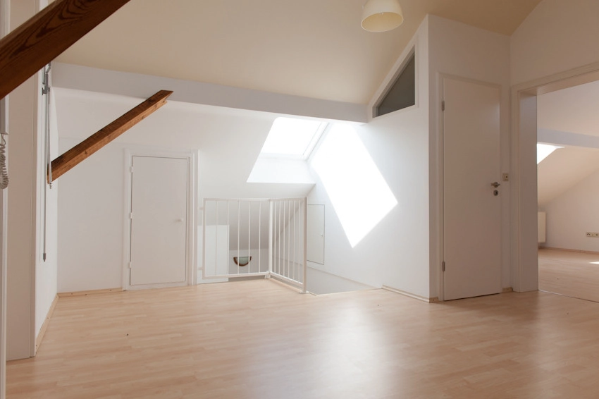 685 m² Vermietungsfläche: Zwei Wohn- und Geschäftshäuser mit über 7% Rendite - Wohnen DG (80238)