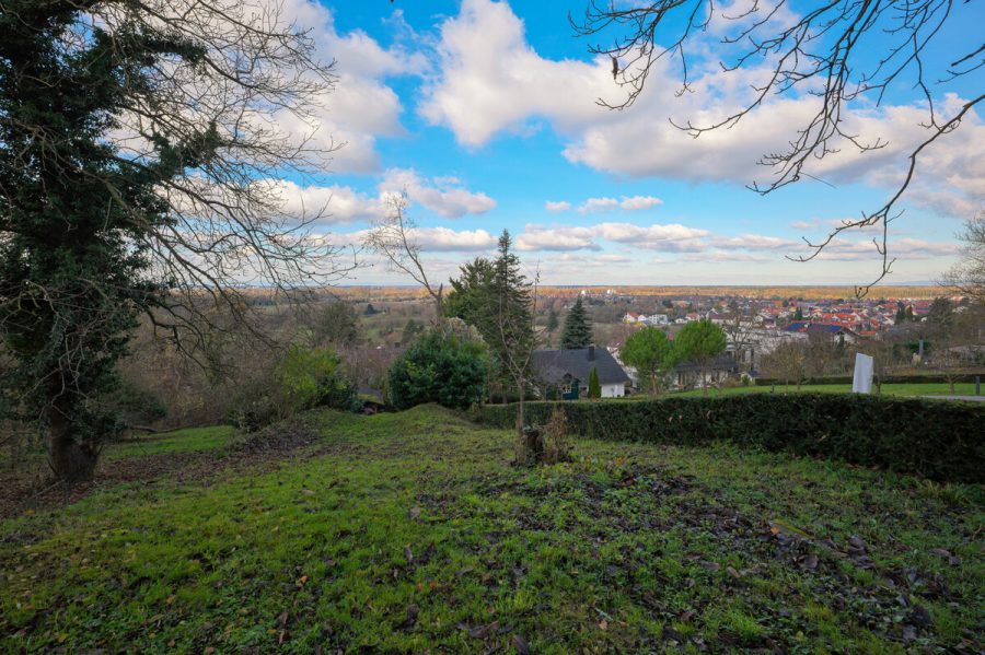 Einfamilienhaus mit Einliegerwohnung in Höhenlage von Untergrombach - Gartengrundstück (78133)