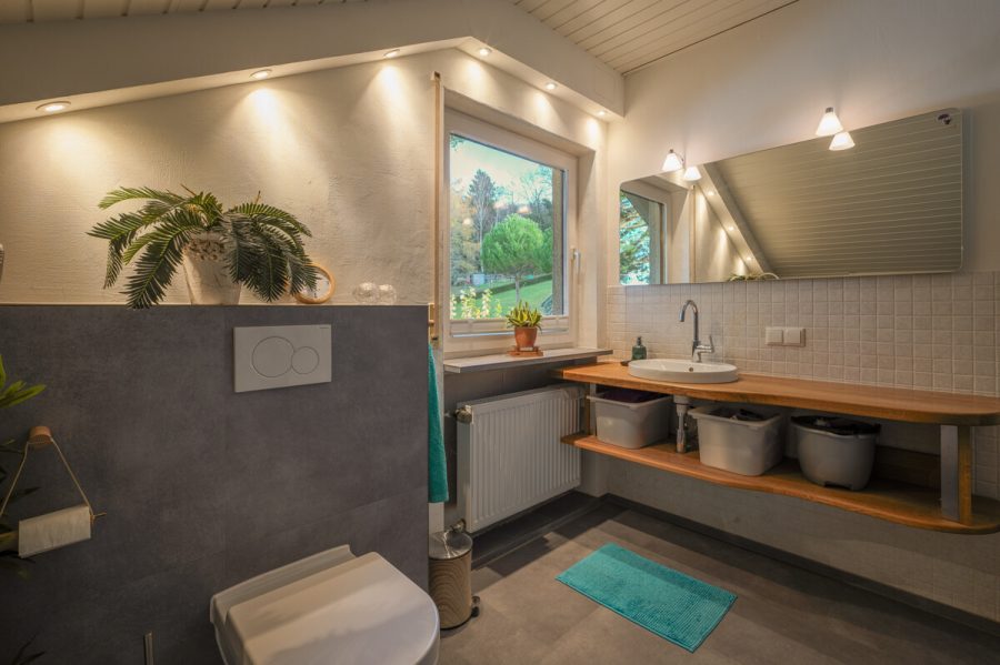 Einfamilienhaus mit Einliegerwohnung in Höhenlage von Untergrombach - Badezimmer im Dachgeschoss (78127)
