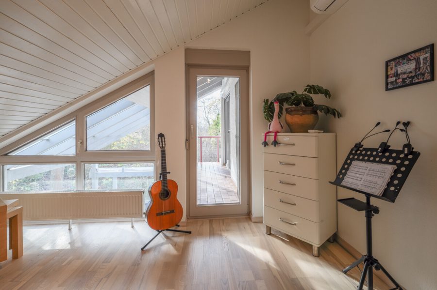 Einfamilienhaus mit Einliegerwohnung in Höhenlage von Untergrombach - Kinderzimmer 1 (78125)