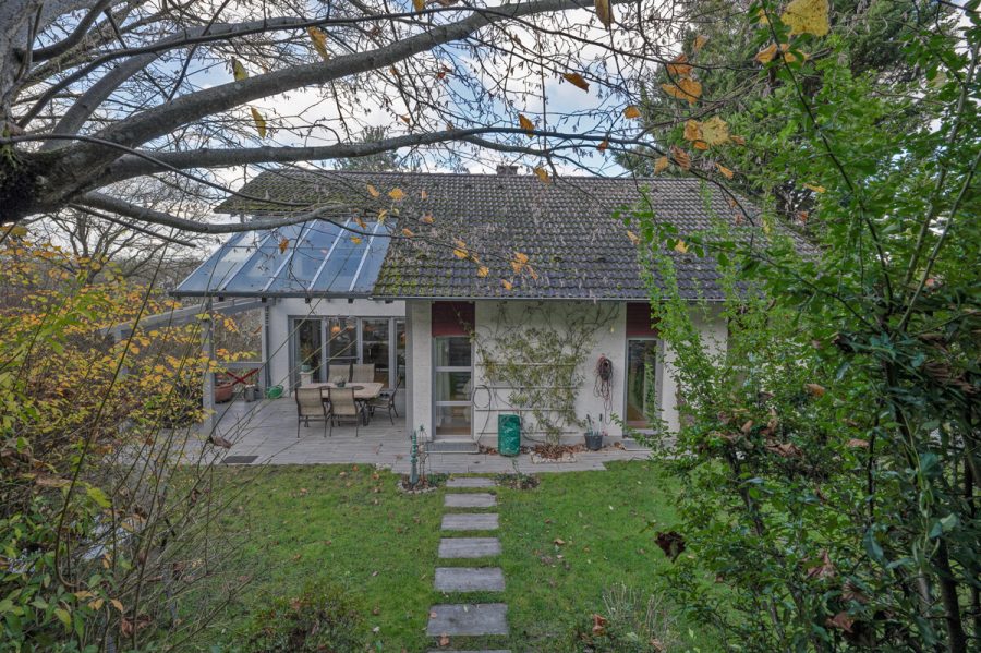 Einfamilienhaus mit Einliegerwohnung in Höhenlage von Untergrombach - Rückansicht (78132)