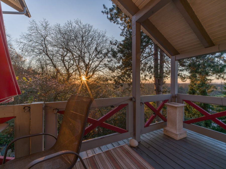 Einfamilienhaus mit Einliegerwohnung in Höhenlage von Untergrombach - Blick von der Loggia am Abend (78119)